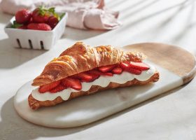 طريقة عمل كرواسون بالفراولة والجبن