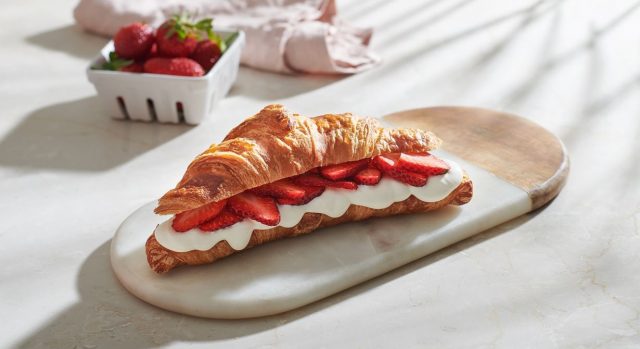 طريقة عمل كرواسون بالفراولة والجبن