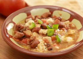 طريقة عمل حمسة الفول المدمس بالجبن الأبيض