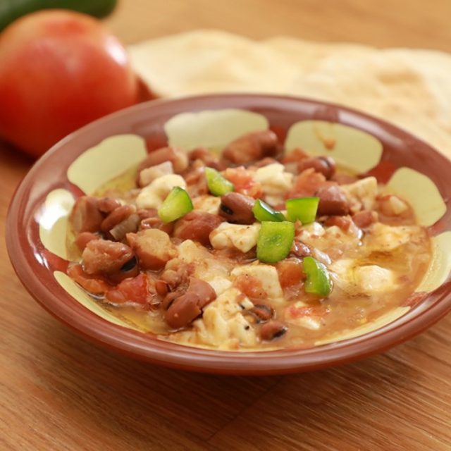 طريقة عمل حمسة الفول المدمس بالجبن الأبيض