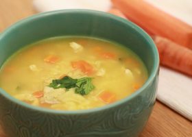 طريقة عمل شوربة الدجاج بالجزر والزنجبيل