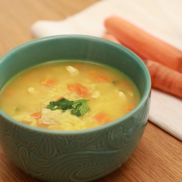 طريقة عمل شوربة الدجاج بالجزر والزنجبيل