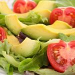 طريقة عمل سلطة الأفوكادو والخس