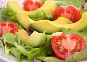 طريقة عمل سلطة الأفوكادو والخس