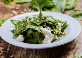 طريقة عمل سلطة السبانخ للرجيم