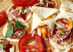 طريقة عمل رولات البيتزا بخبز التورتيلا للرجيم