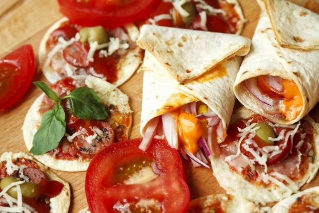 طريقة عمل رولات البيتزا بخبز التورتيلا للرجيم