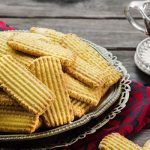 طريقة عمل بسكويت النشادر بالقمع