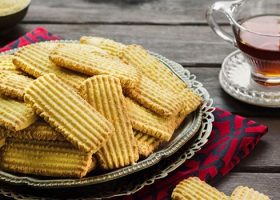 طريقة عمل بسكويت النشادر بالقمع