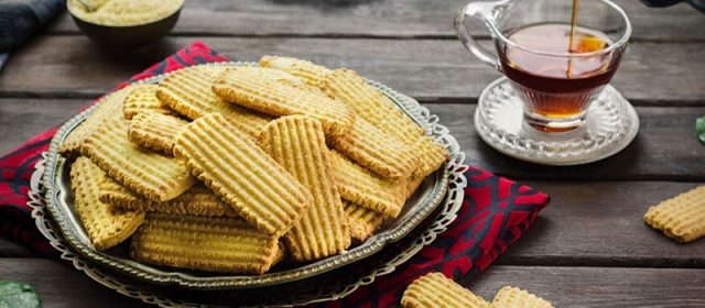 طريقة عمل بسكويت النشادر بالقمع