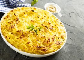 طريقة عمل فطيرة السمك بالبطاطس