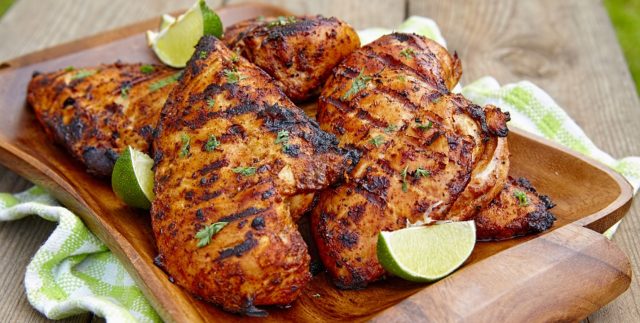 طريقة عمل تتبيلة الدجاج على الفحم