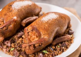 طريقة عمل حمام محشي مصري