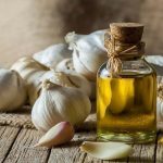 طريقة عمل زيت الثوم يوجد بعض الأنواع الجاهزة من زيت الثوم، ولكن في بعض الأحيان يزال الأليسين من الزيت للحد من رائحة الثوم، وهو أحد أهم المواد الفعالة فيه، فاحذري إذا كانت رائحة الثوم أقل نفاذًا فهذا يعني أنه أقل في الأليسين، ومن ثم أقل فاعلية، إذا كنتِ تريدين تحضير زيت الثوم بنفسك، فإليكِ الطريقة: المكونات 3 رؤوس ثوم. 2 كوب زيت زيتون. طريقة التحضير قسمي الرأس إلى فصوص، وقشريها. ضعي الثوم في إناء، غطيه بزيت الزيتون، وضعيه على البوتاجاز. اتركي الثوم وزيت الزيتون على نار هادئة، حتى غليان الزيت. هدئي النار، وقلبي كل 15 دقيقة. استمري في تسخين الزيت حتى يصير الثوم ناضجًا تمامًا، ينضج الثوم عندما يصبح ذهبي اللون، ولا تجدين أي مقاومة عند غرس السكين به. ارفعيه من على النار واتركيه ليهدأ، وقلبيه كل بضعة دقائق. احتفظي به في الثلاجة.