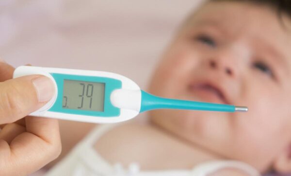 أسباب درجة حرارة الأطفال حديثي الولادة
