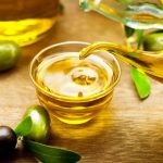 هل يمكن فرد الشعر بزيت الزيتون؟