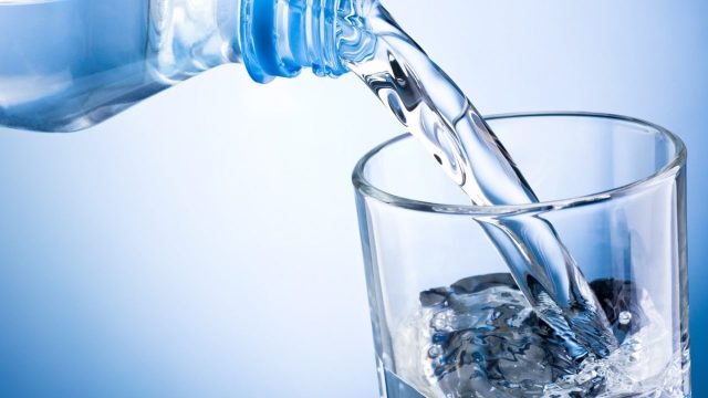 ما كمية الماء التي يحتاجها الجسم يوميا للتخسيس؟