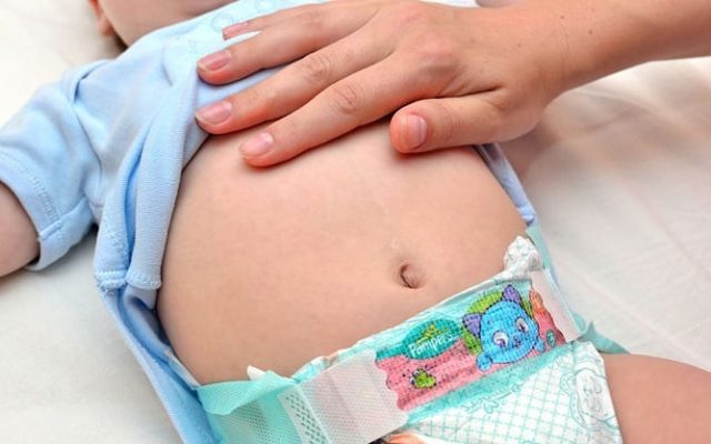 4 أسباب لتحجر بطن الرضيع