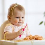 متى يأكل الطفل طعام غير مهروس؟