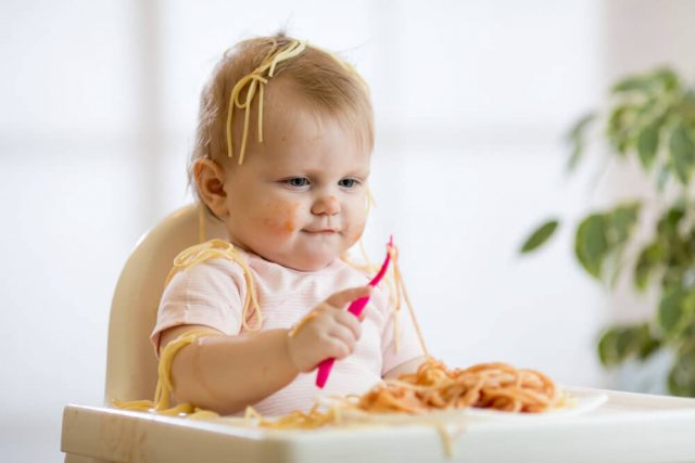 متى يأكل الطفل طعام غير مهروس؟