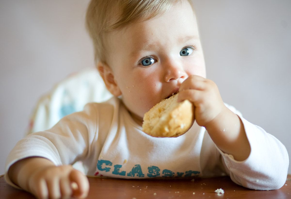 Почему дети едят ночью. Хлеб для детей. Ребенок кушает. Мальчик с булочкой. Маленький ребенок ест.