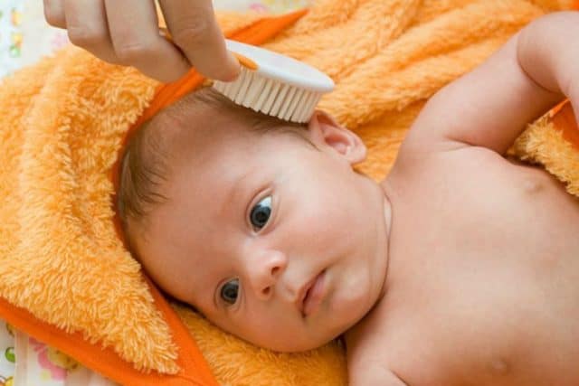 ما هي فوائد زيت جوز الهند لشعر الأطفال الرضع؟