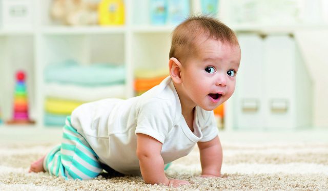 ما هي أسباب كثرة حركة الطفل الرضيع؟