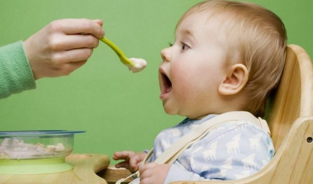 هل يمكن إطعام الطفل الرضيع في الشهر الثالث؟