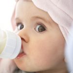 ما هو سبب نهجان الطفل أثناء الرضاعة؟