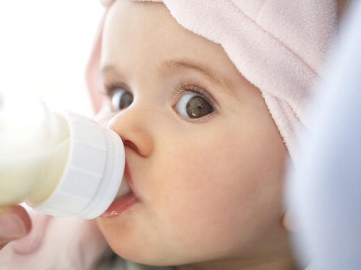 ما هو سبب نهجان الطفل أثناء الرضاعة؟