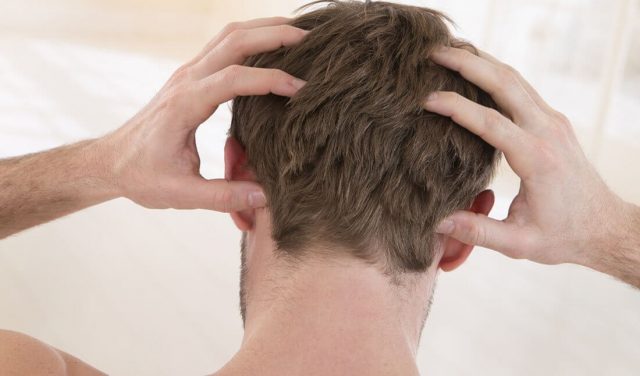 5 أسباب لحكة فروة الرأس وعلاجها