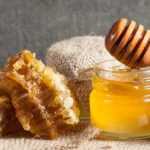 8 فوائد صحية لعسل الصنوبر
