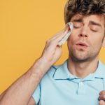 ما أسباب التعرق الزائد في الوجه؟