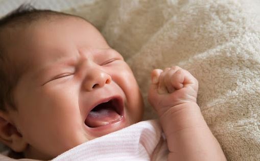 ما أسباب عصبية الرضع أثناء الرضاعة؟