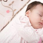 خطوات لتنظيم نوم رضيعك