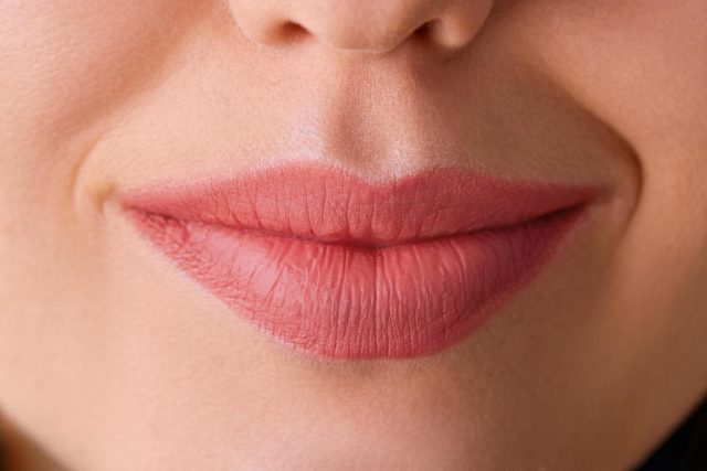 ما أسباب الجفاف حول الفم؟