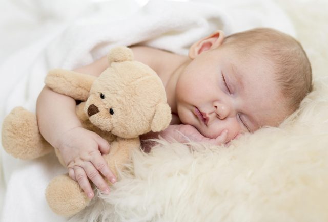 أسباب أنين الطفل الرضيع في أثناء النوم