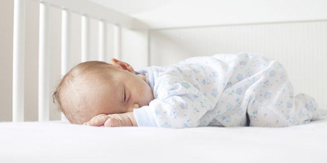 فوائد نوم الرضيع على بطنه
