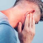 ما هي أسباب التهاب الأذن الوسطى والدوخة؟