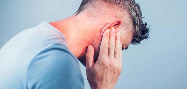 ما هي أسباب التهاب الأذن الوسطى والدوخة؟