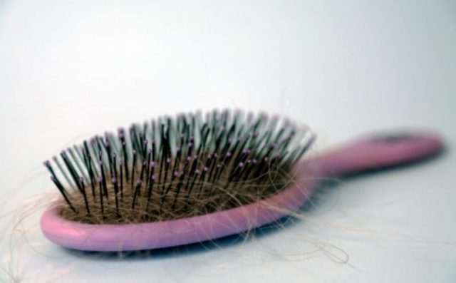 ما هي الطريقة الصحيحة لتنظيف فرشاة الشعر؟