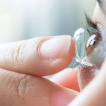 ما أسباب التهاب العين عند ارتداء العدسات؟