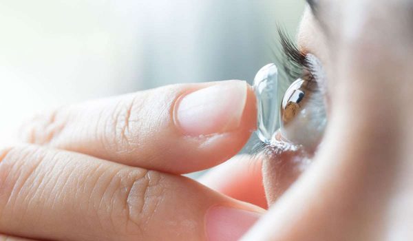 ما أسباب التهاب العين عند ارتداء العدسات؟