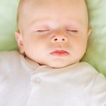 متى ينام الرضيع نوم متواصل؟