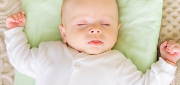 متى ينام الرضيع نوم متواصل؟