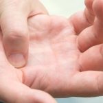 ما أسباب تنميل اليدين اثناء النوم؟