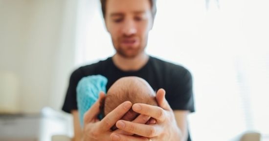 ما أضرار هز الرضيع؟