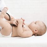 ما أسباب صعوبة التنفس عند الرضع؟