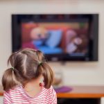 متي يشاهد طفلي التليفزيون ؟