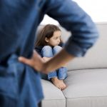 كيف أتصرف لو تعلم ابني سلوك خاطئ في الحضانة؟